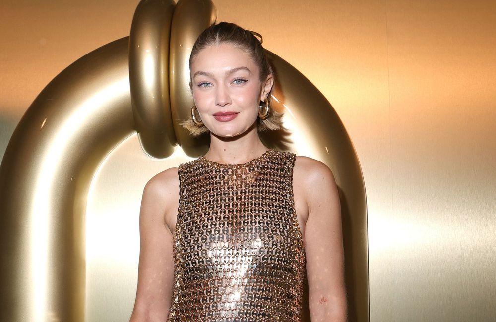 Vu sur Gigi Hadid, le carré se réinvente chic et preppy pour la saison