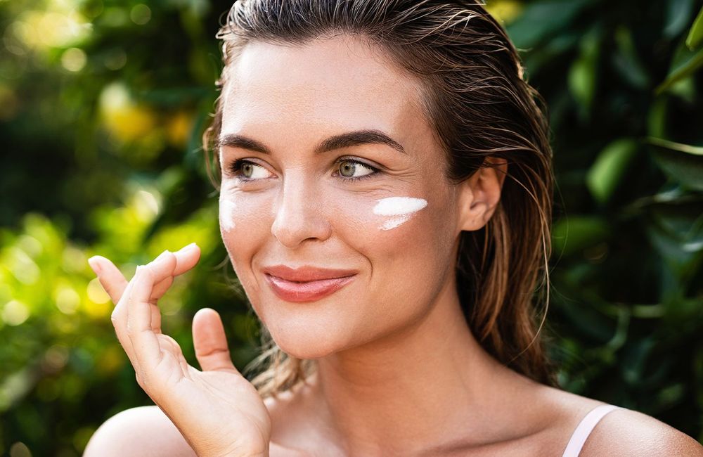 L’astuce d’un pro pour (ré)appliquer de la crème solaire sur une peau maquillée