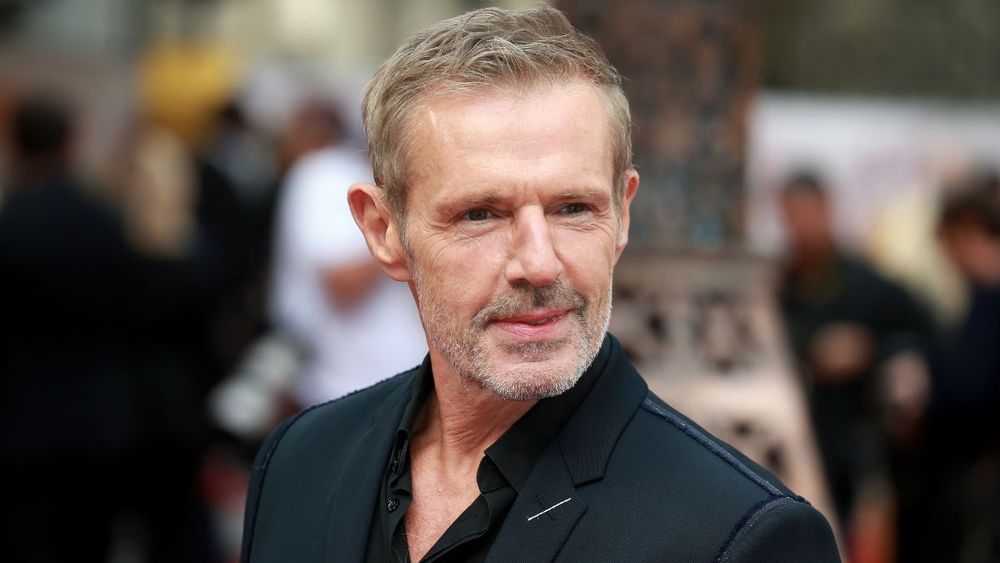 Lambert Wilson, proche de lui, se mouille au sujet de l'Abbé Pierre : "J'ai passé un temps fou à…