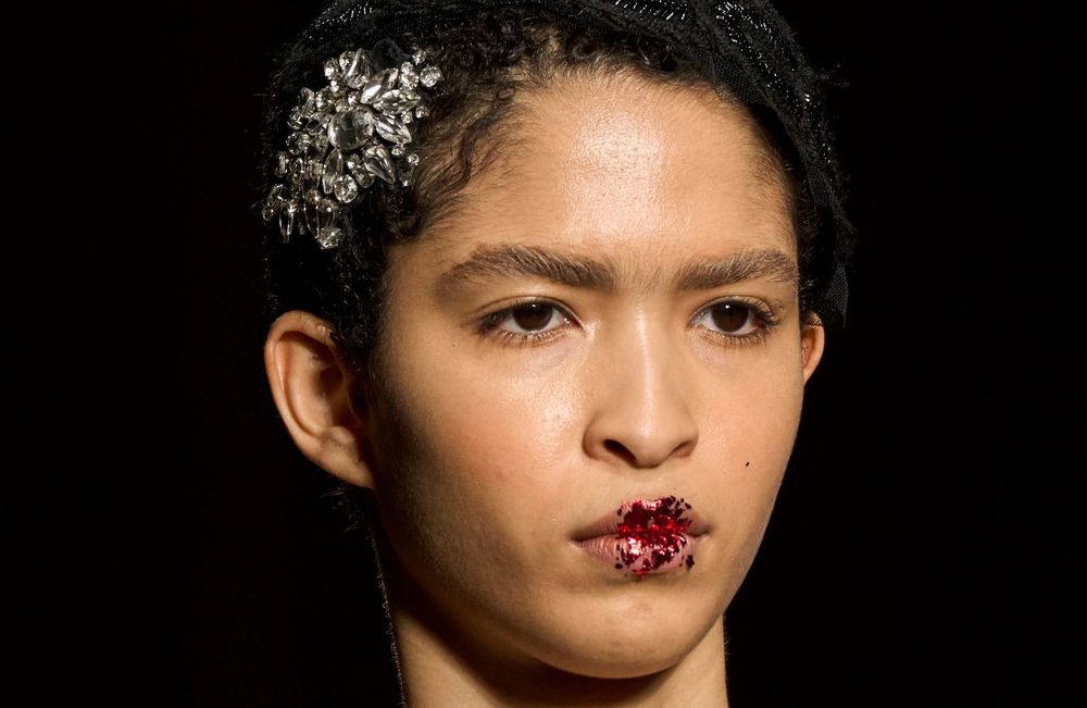 Des cheveux de notre grand-mère à la Fashion Week : cet accessoire fait un retour surprenant