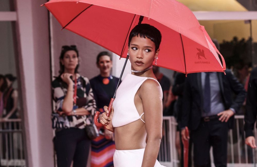Taylor Russell : sensationnelle en crop-top, bubble skirt et parapluie à la Mostra de Venise