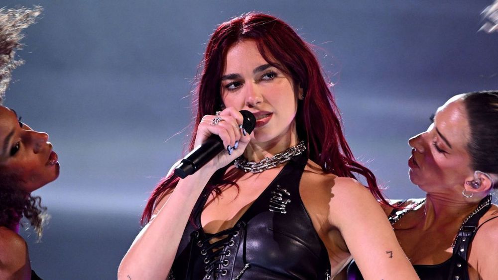 Des "prédateurs" sévissent en plein concert de Dua Lipa : "Ils filment sous les jupes"