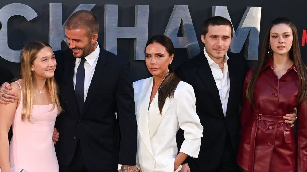 "Tout était mis en scène" : Brooklyn Beckham balance de nouvelles accusations, Victoria et David ripostent