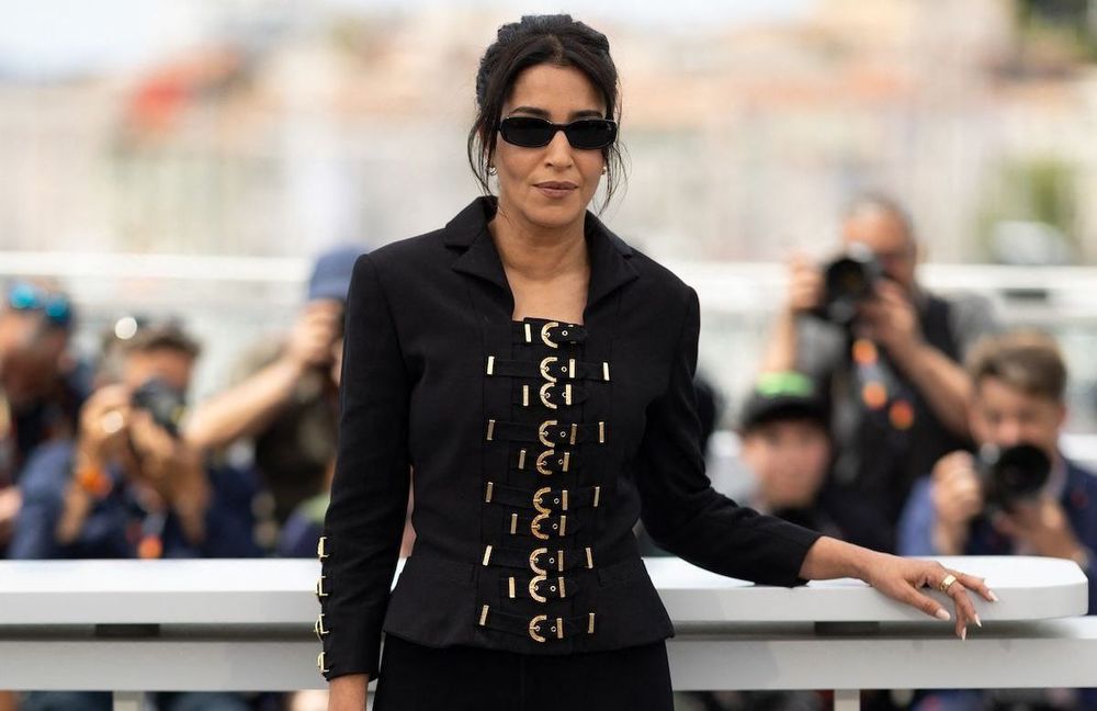 Veste militaire et mules à talons : Leïla Bekhti nous montre comment porter le pantalon capri avec style ce printemps