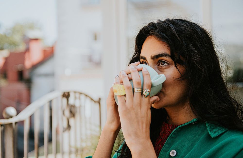 Acné hormonale : boire ce thé au quotidien aiderait à calmer les imperfections
