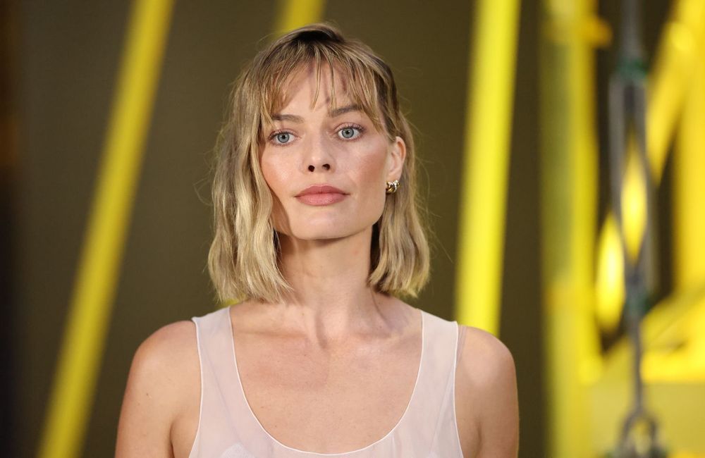 Margot Robbie troque ses longueurs pour un bob wavy à la frange effilée