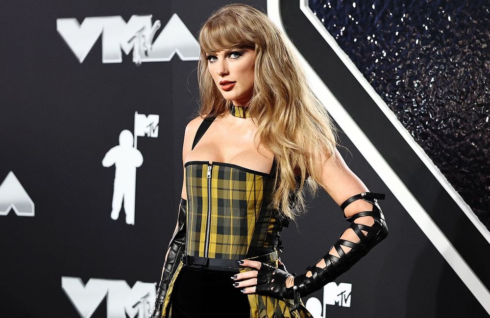 On connaît enfin le nom du rouge à lèvres nude qu’utilise Taylor Swift