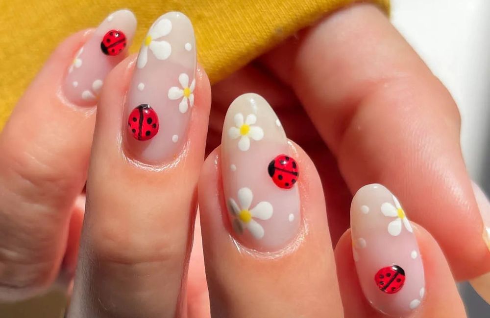 Ladybug nails : la tendance régressive du printemps que l'on n'avait pas vue venir