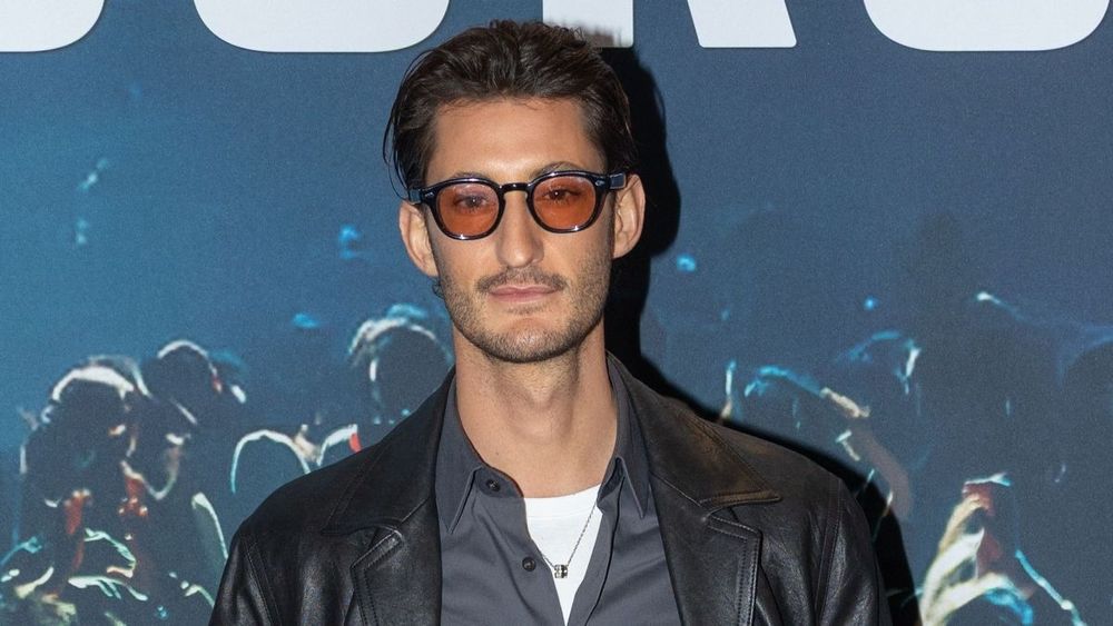 Enchères folles : Pierre Niney voit son mouchoir atteindre 100 000 €, « un délire typiquement américain »