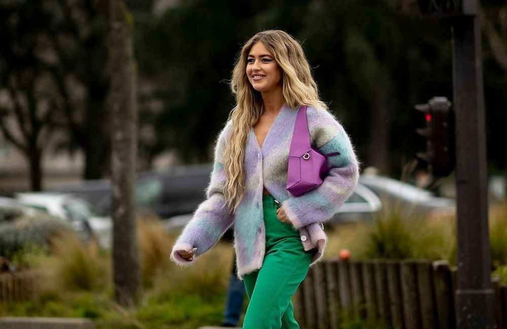 Cette façon de porter le cardigan est la plus tendance de l'automne