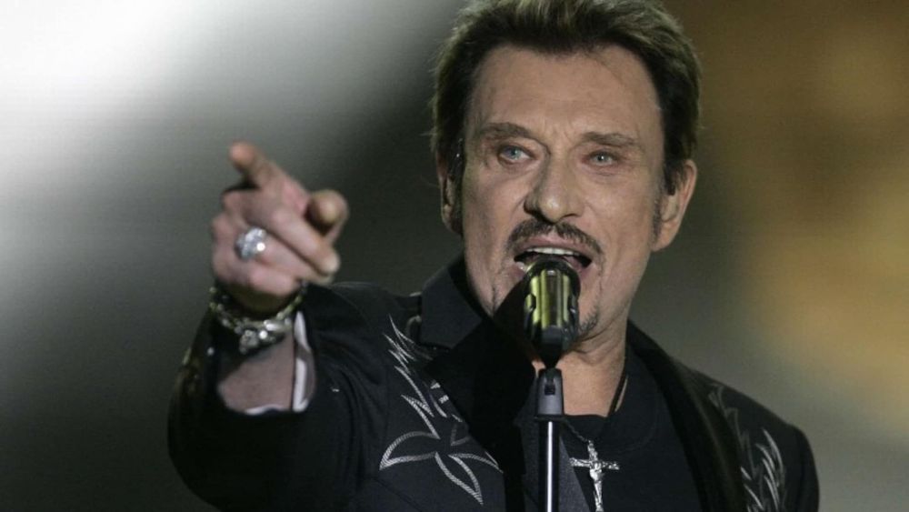 "C’est la seule fois que je l’ai vu pleurer" : après l’attentat du Bataclan du 13 novembre, un ami de Johnny Hallyday dévoile la décision radicale prise par le rocker
