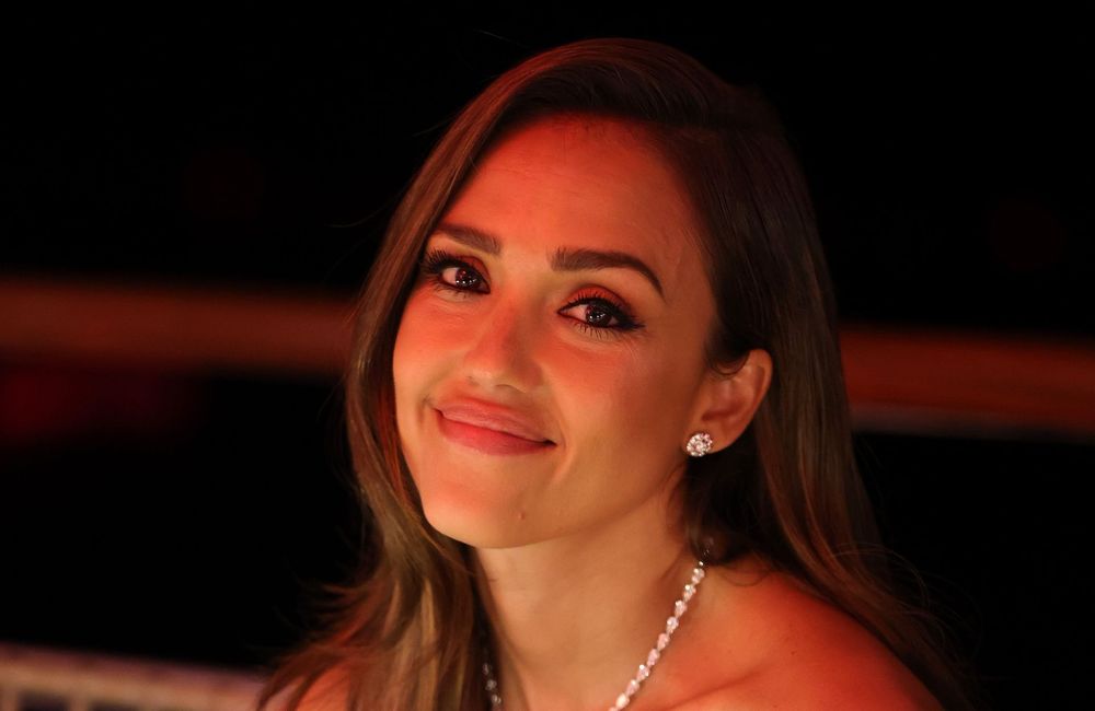 Jessica Alba, l’élégance en héritage : son apparition remarquée au mariage de Jeff Bezos avec sa fille Honor