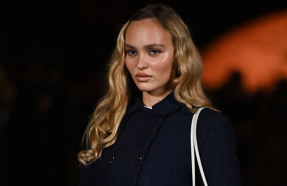 « Ma mère fait toujours de belles associations » : la minute mode de Lily-Rose Depp