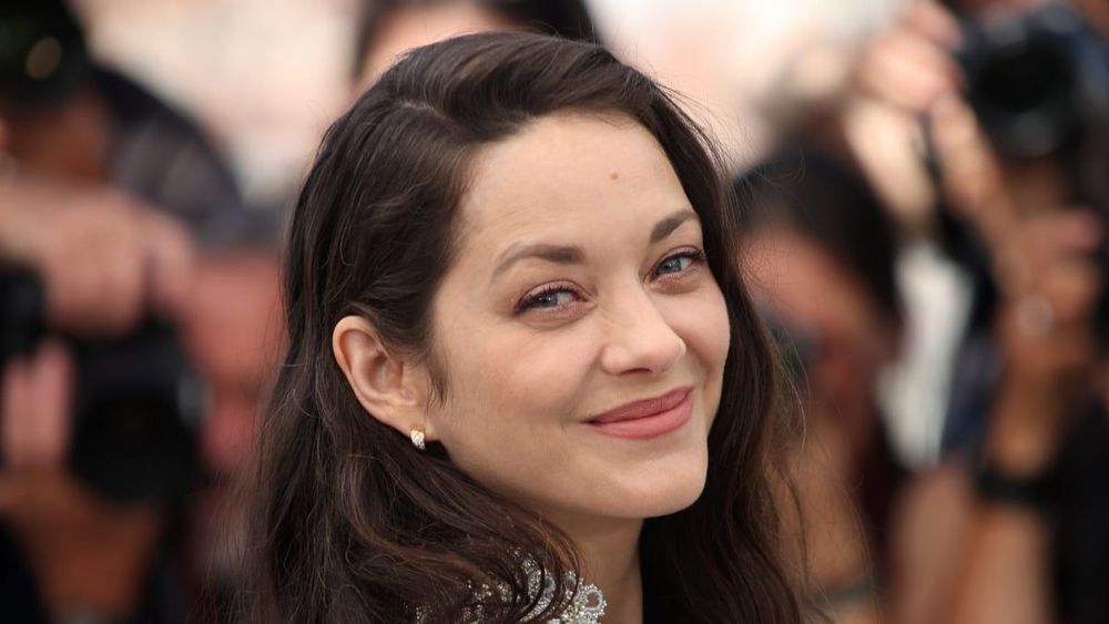 Marion Cotillard (50 ans) joue les pin-up en tenue d'Eve, elle assume sa nudité parée d'un diamant XXL
