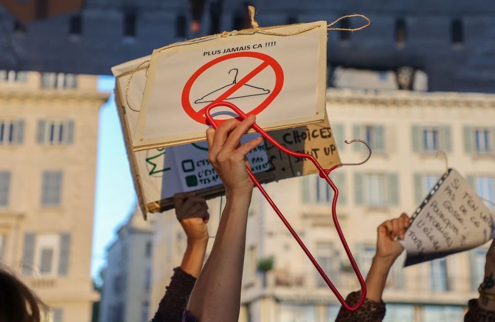 Accès à l'IVG : un parcours semé d'embûches pour les femmes en France