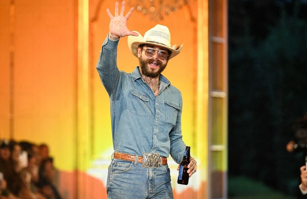 Qui est Post Malone, le cow-boy de la pop qui a organisé le défilé de mode à Paris dont tout le monde parle sur les réseaux ?