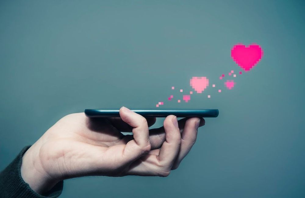 Qu’est-ce que le « chatfishing », cette nouvelle arnaque amoureuse à l’ère de l’IA ?