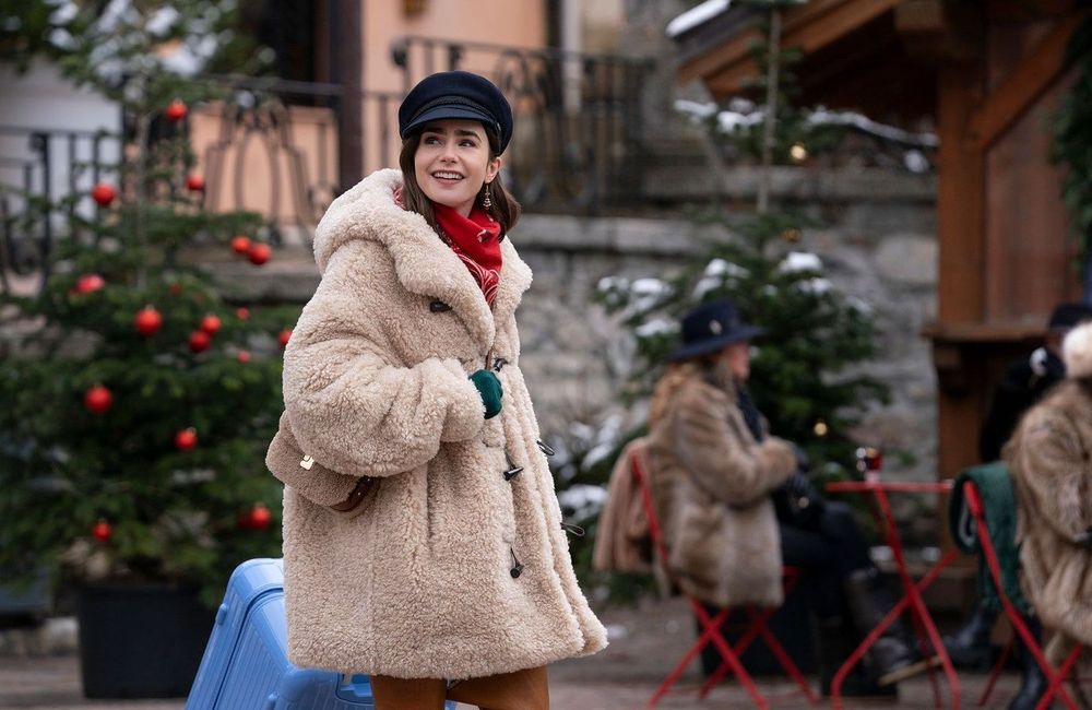 Ce chapeau élégant repéré dans « Emily in Paris » est signé d’une marque française