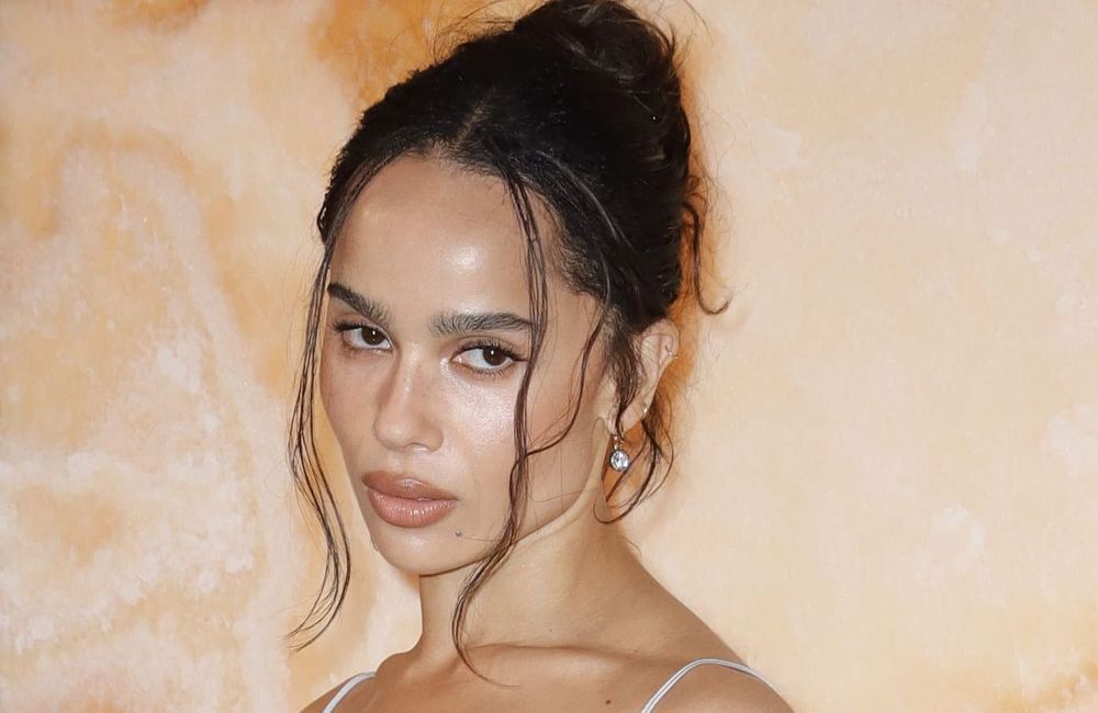 Coiffure d’été : Zoë Kravitz succombe à l’accessoire mode le plus en vogue de la saison (et c’est canon)