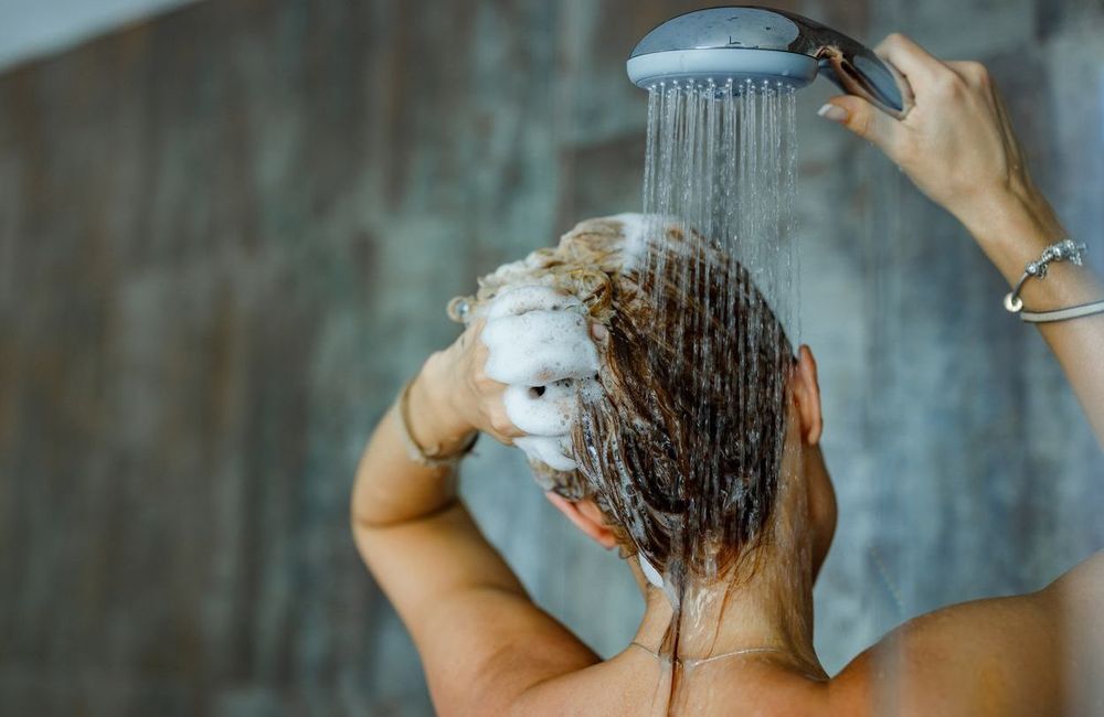 Ces erreurs à ne plus commettre lorsqu’on se lave les cheveux