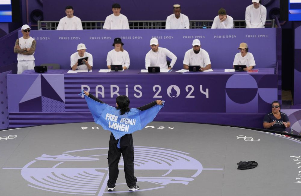 « D’une burqa, elles peuvent faire des ailes »… B-girl Talash explique le message aux Afghanes aux JO 2024