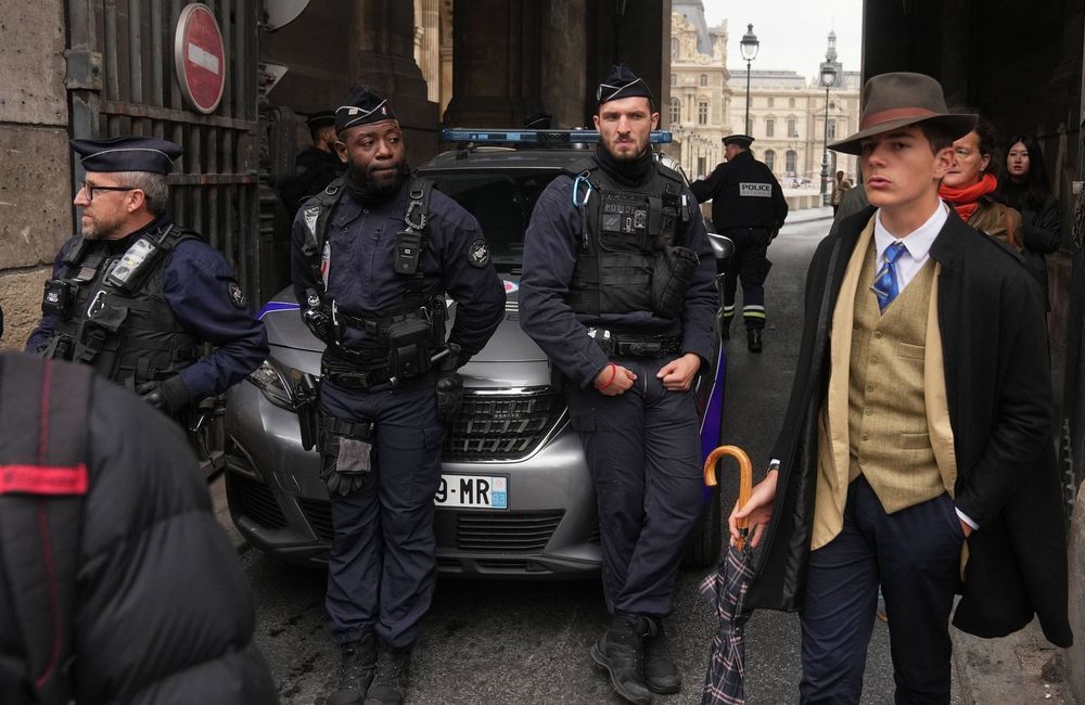 Le « French detective » du Louvre : vraie photo ou image générée par IA ?