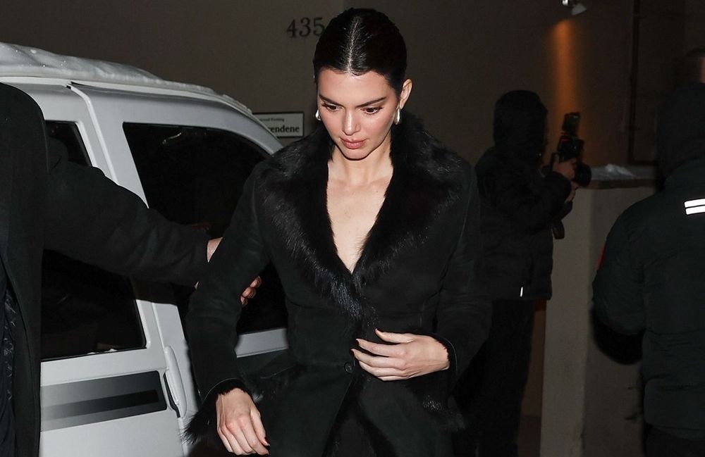 En Gucci vintage, Kendall Jenner fait la part belle à la mode nineties