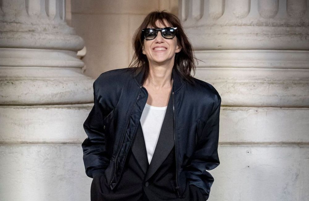 En bomber et baskets, Charlotte Gainsbourg adopte un look masculin au défilé Saint Laurent