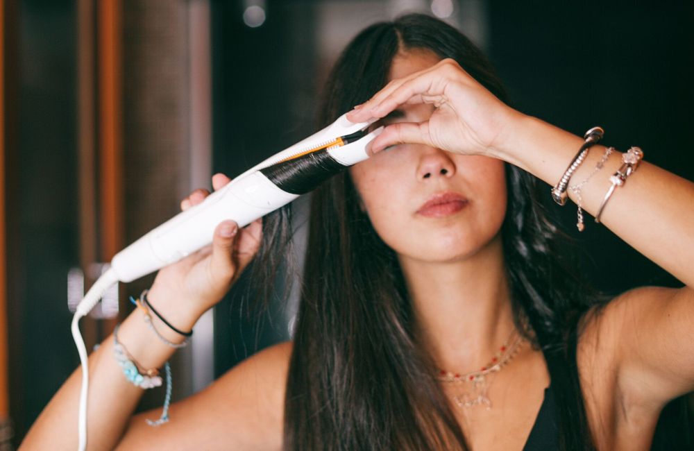 Lisser ses cheveux sans les abîmer : les 5 erreurs que vous faites probablement (sans le savoir)