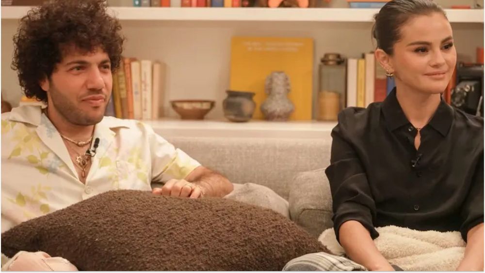 Selena Gomez répond aux haters en embrassant… les pieds sales de Benny Blanco, regardez !