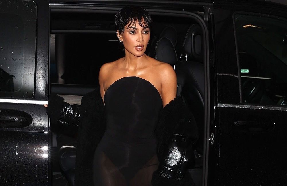 Kim ou Kris ? Métamorphosée, Kim Kardashian crée l’événement au défilé Maison Margiela en adoptant le style de sa mère
