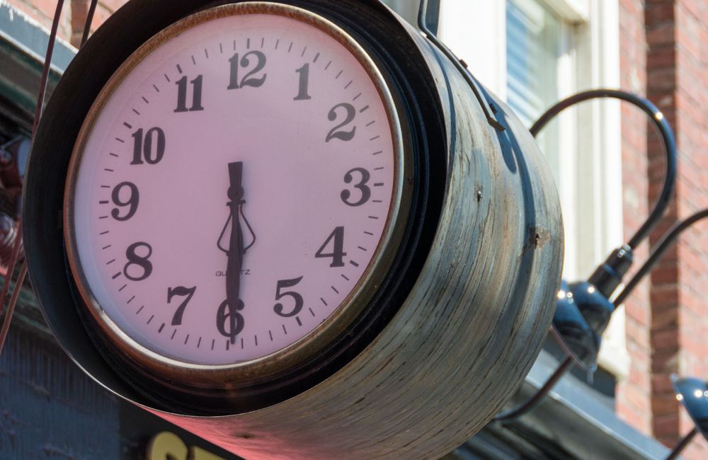 La règle de 18h30 : la nouvelle méthode bien-être qui promet d’apaiser l’anxiété sur le long terme