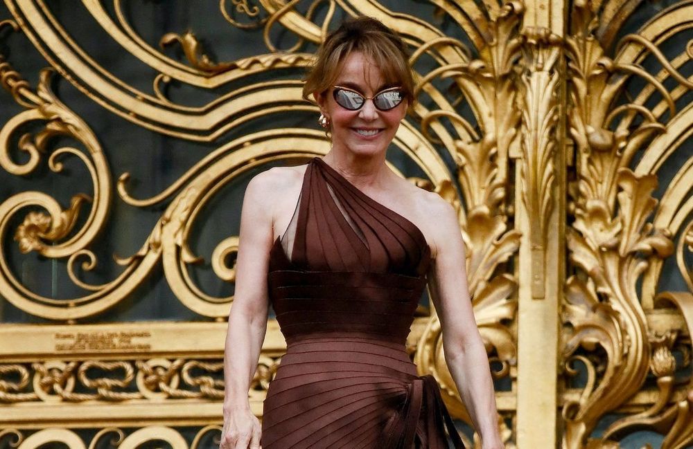 Bustier et gants en tulle : l’apparition théâtrale de Philippine Leroy-Beaulieu au défilé Maison Margiela