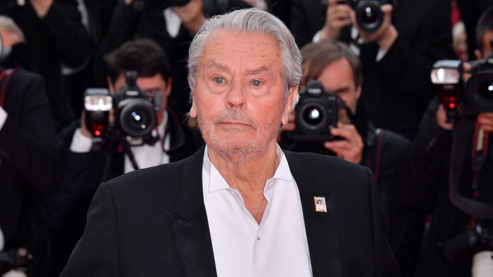 Mort d'Alain Delon : Hiromi Rollin fait des révélations chocs, "Il me faisait du chantage...