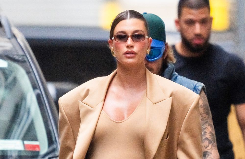 Hailey Bieber dévoile l’une des manucures qui fera l’automne