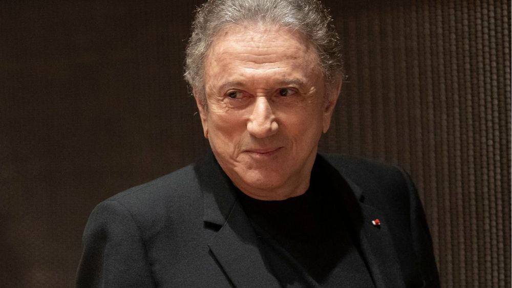 Michel Drucker ému par ses retrouvailles avec Yleng, sa fille adoptive : “J’ai deux filles”