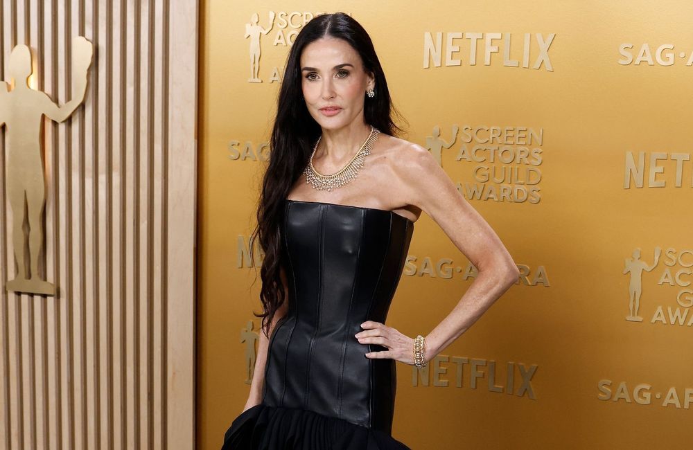 Demi Moore envoûte les SAG Awards 2025 avec une robe en cuir sculpturale