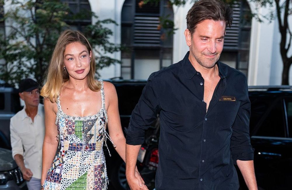 Au bras de Bradley Cooper, Gigi Hadid remet l’imprimé patchwork au goût du jour