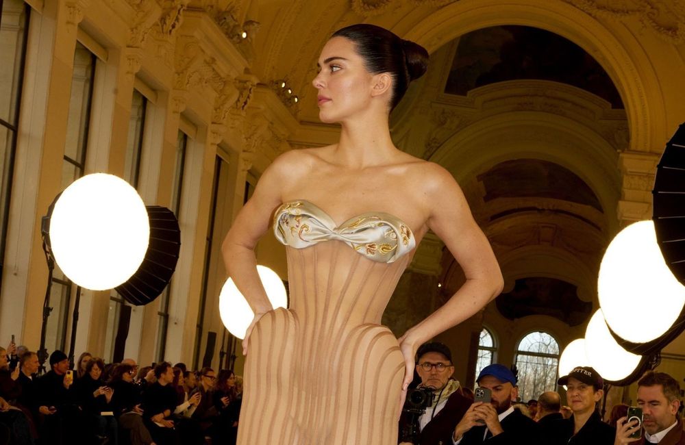 ELLE Debriefe – Fashion Week Jour 1 : la démarche hypnotique de Kendall Jenner au défilé Schiaparelli
