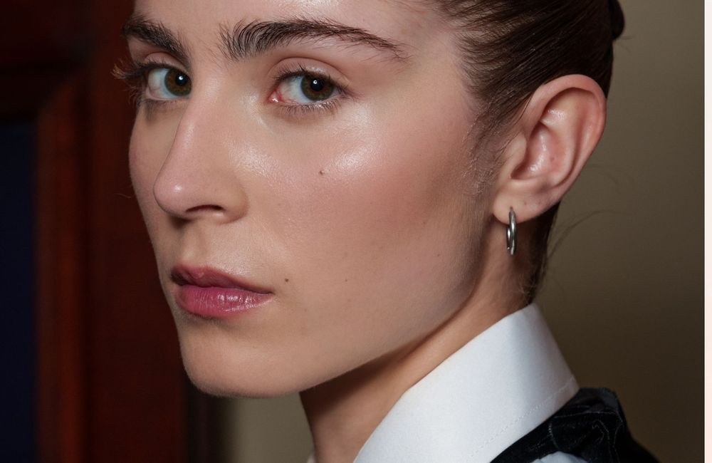 Et si la quête de la glass skin était un danger pour la peau ? Un dermatologue explique