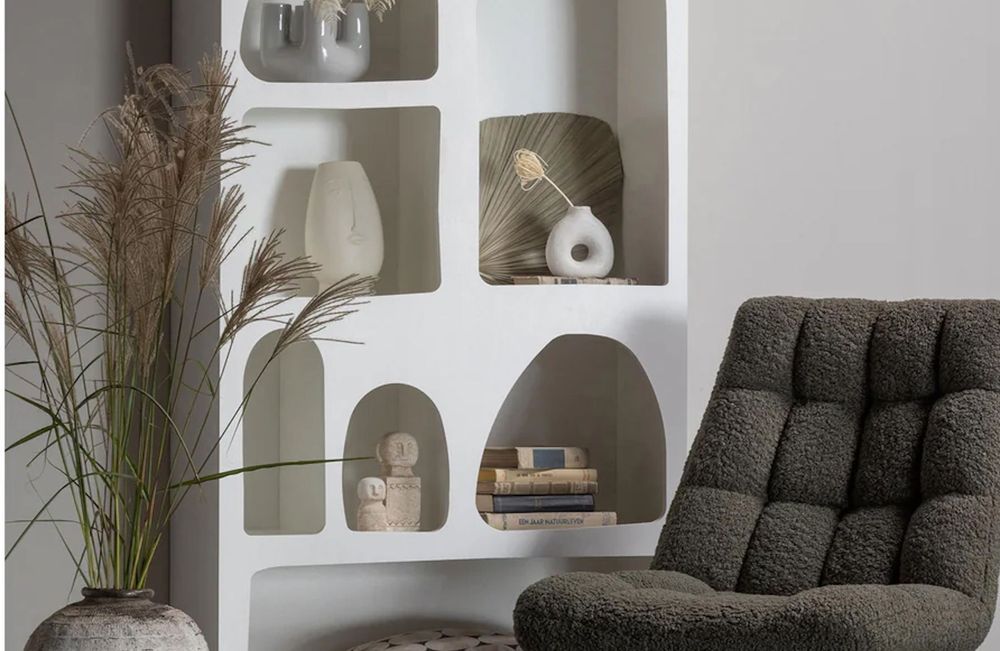 Pour une bibliothèque à niches aux courbes organiques, voici l’IKEA Hack à reproduire