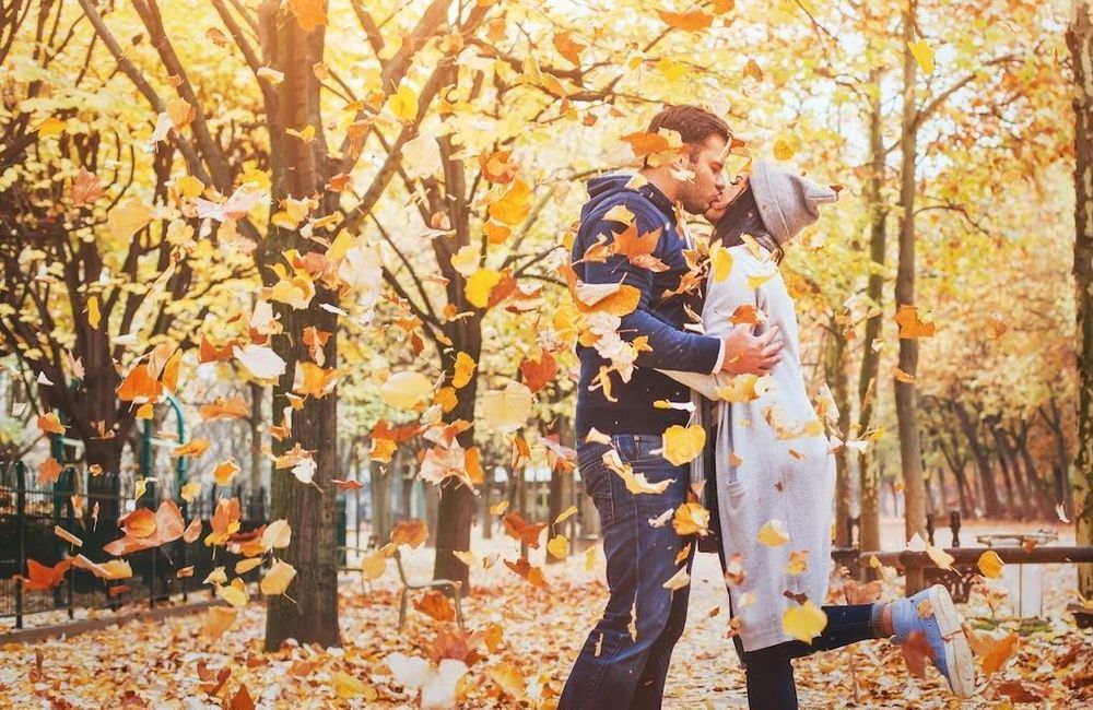 Comment l’automne influence les célibataires et leur quête de l’amour
