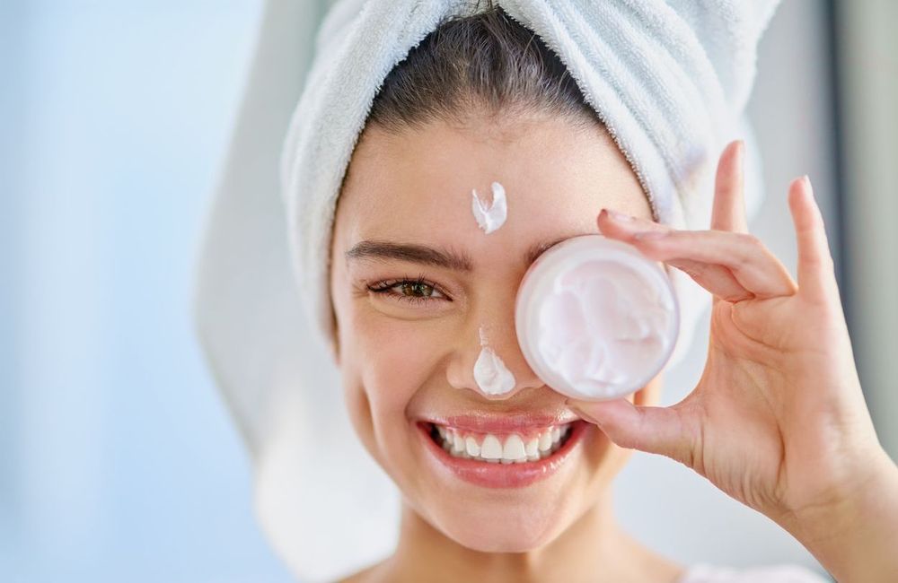 Sérum, crème, nettoyant…on connaît les doses à utiliser (et pourquoi il est important de les respecter)