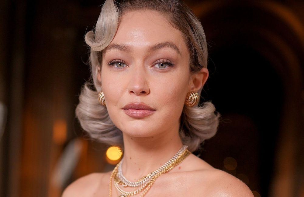 Grand Dîner du Louvre : Gigi Hadid attire tous les regards avec sa nouvelle coloration argentée