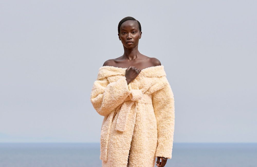 « Le Mépris » : Jacquemus revisite l’iconique peignoir de Brigitte Bardot