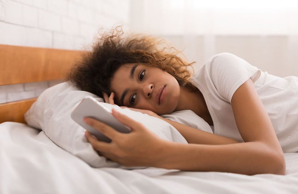 Rester au lit toute la journée : quels sont les risques du « bed rotting » sur la santé mentale ?