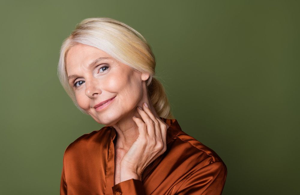 Après 50 ans, cette astuce de maquilleuse « lifte » l'ovale du visage et camoufle les bajoues