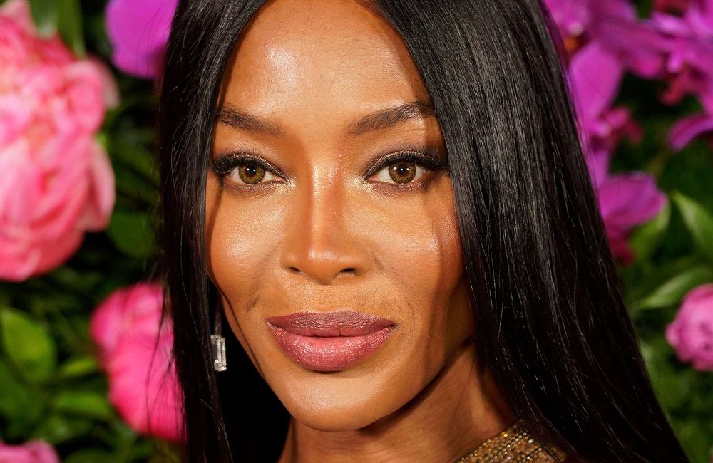 Naomi Campbell : transformée, elle adopte la coupe signature d’Anna Wintour
