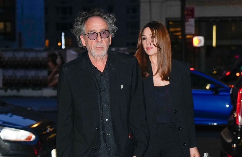 Monica Belluci : en costume noir à New York, elle fait matcher son look à celui de Tim Burton