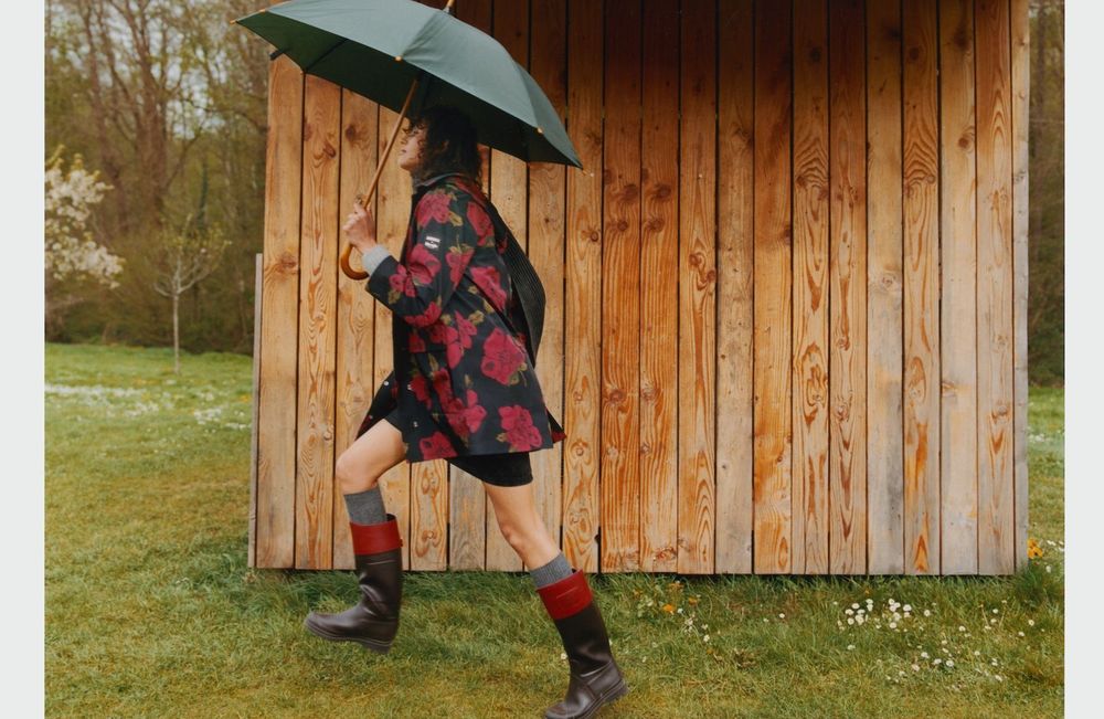 Best of mode de la semaine : un t-shirt solidaire chez Michael Kors, des bottes de pluie à porter au quotidien signées Aigle x Rouje…